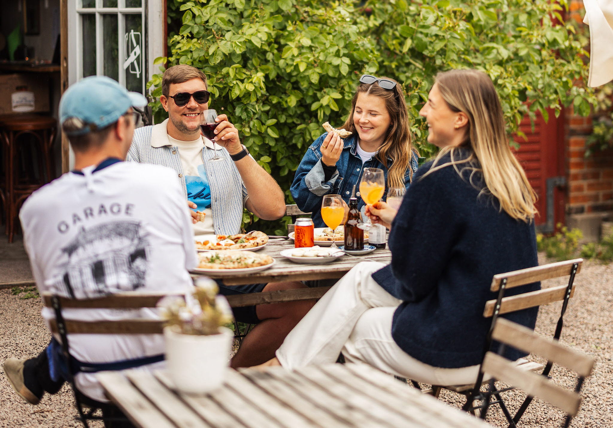 A group of people enjoying Hjo together with food, drinks, coffee and some shopping