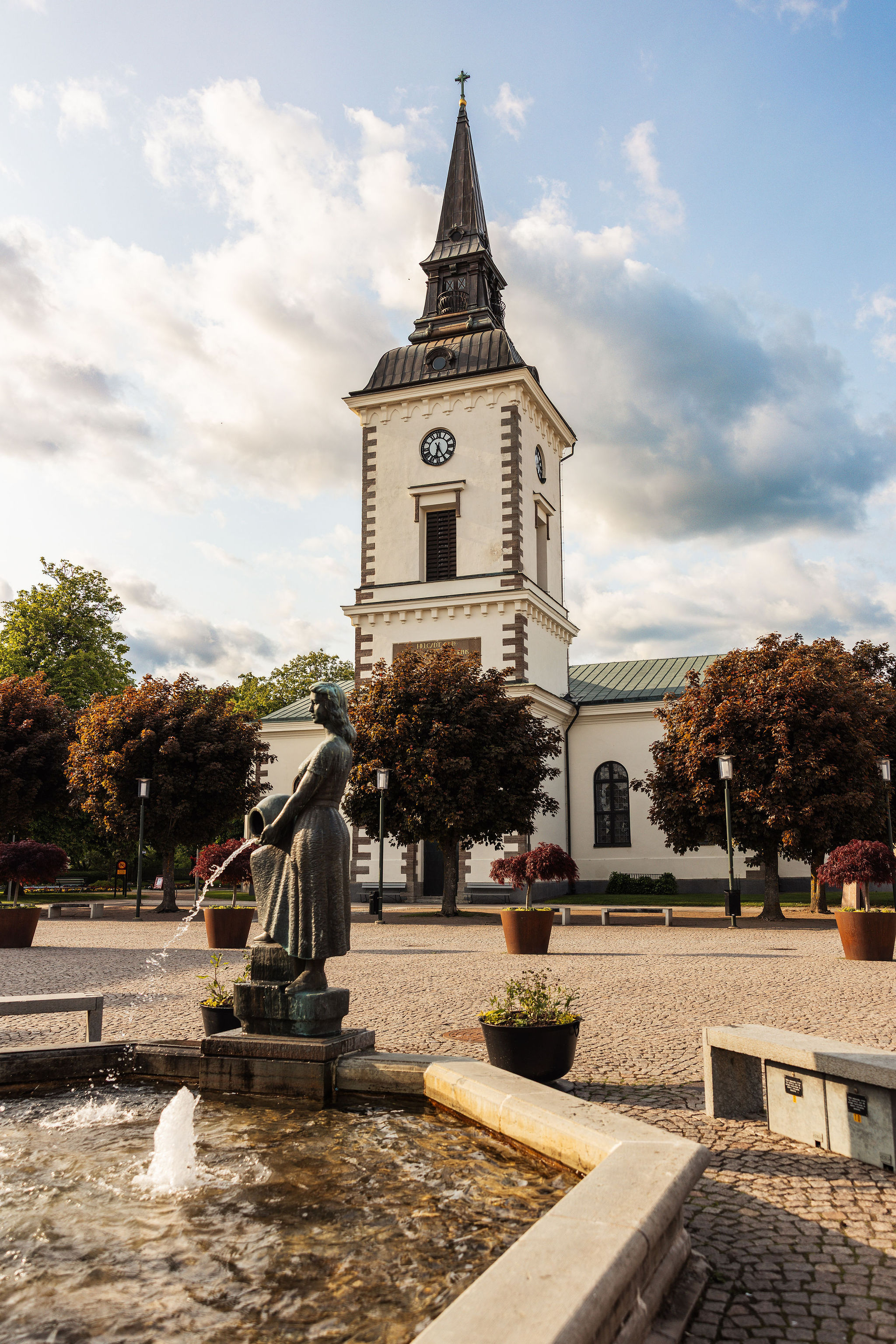 A group of people enjoying Hjo together with food, drinks, coffee and some shopping