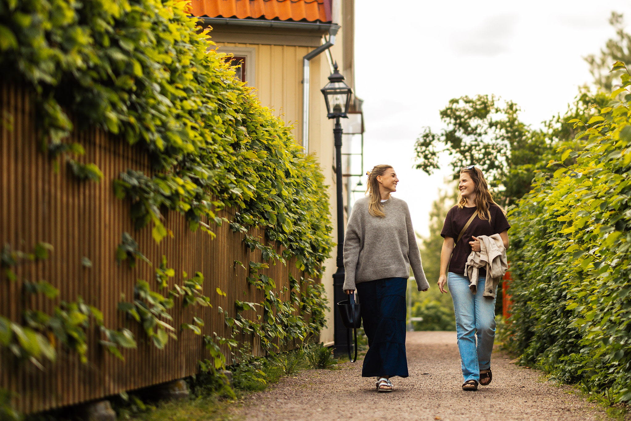 A group of people enjoying Hjo together with food, drinks, coffee and some shopping