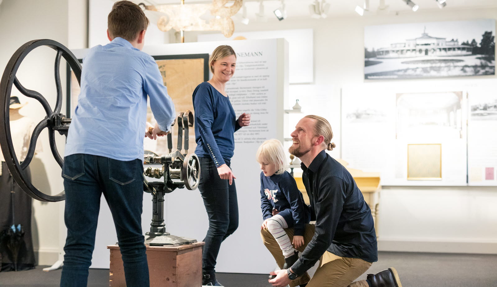 Family enjoy the exhibition at Kulturkvarteret in Hjo.