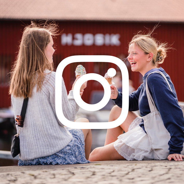 Two girls eating ice cream in the harbour in Hjo. 