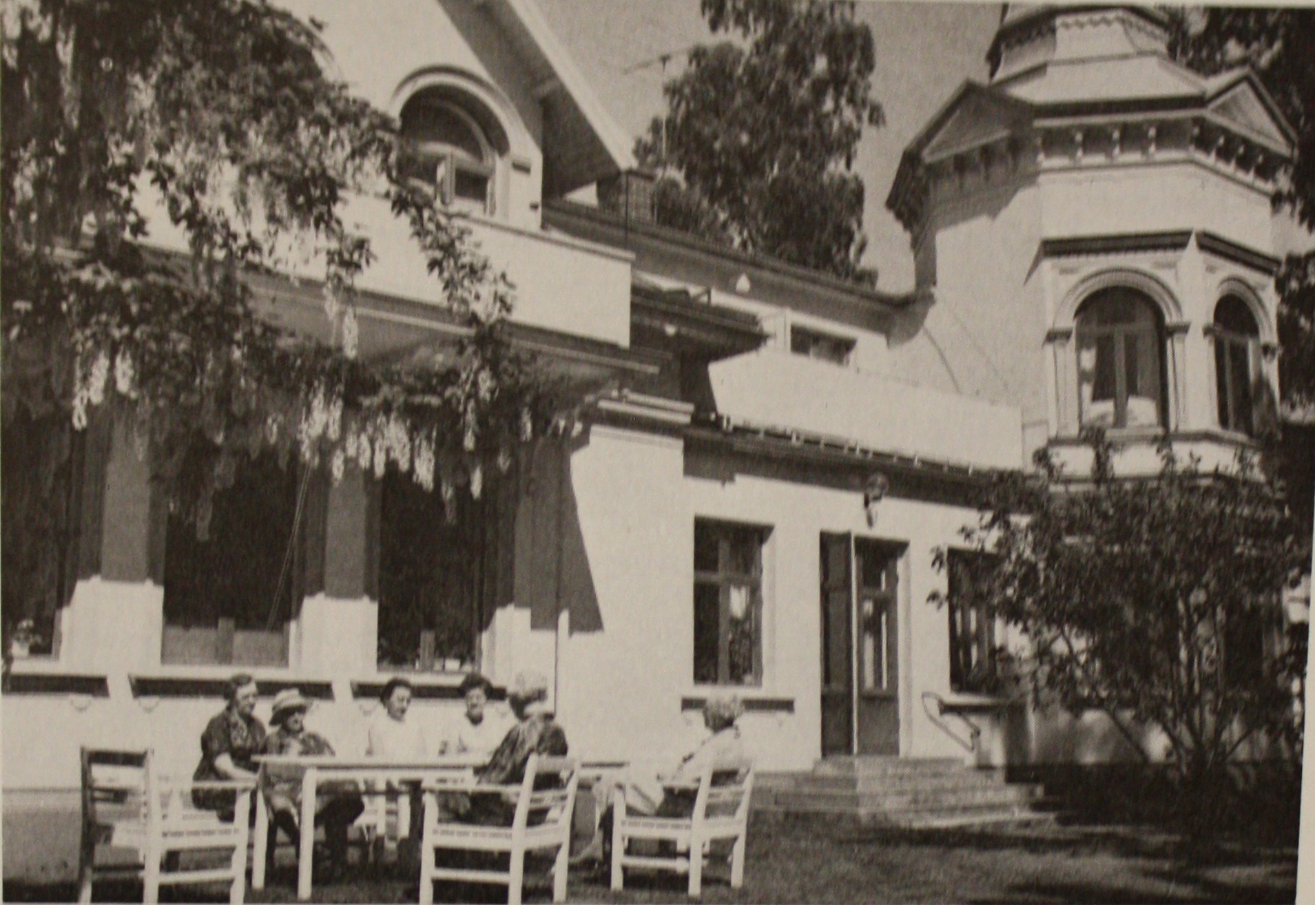 Historical photo of Villa Götha in the town park in Hjo. 