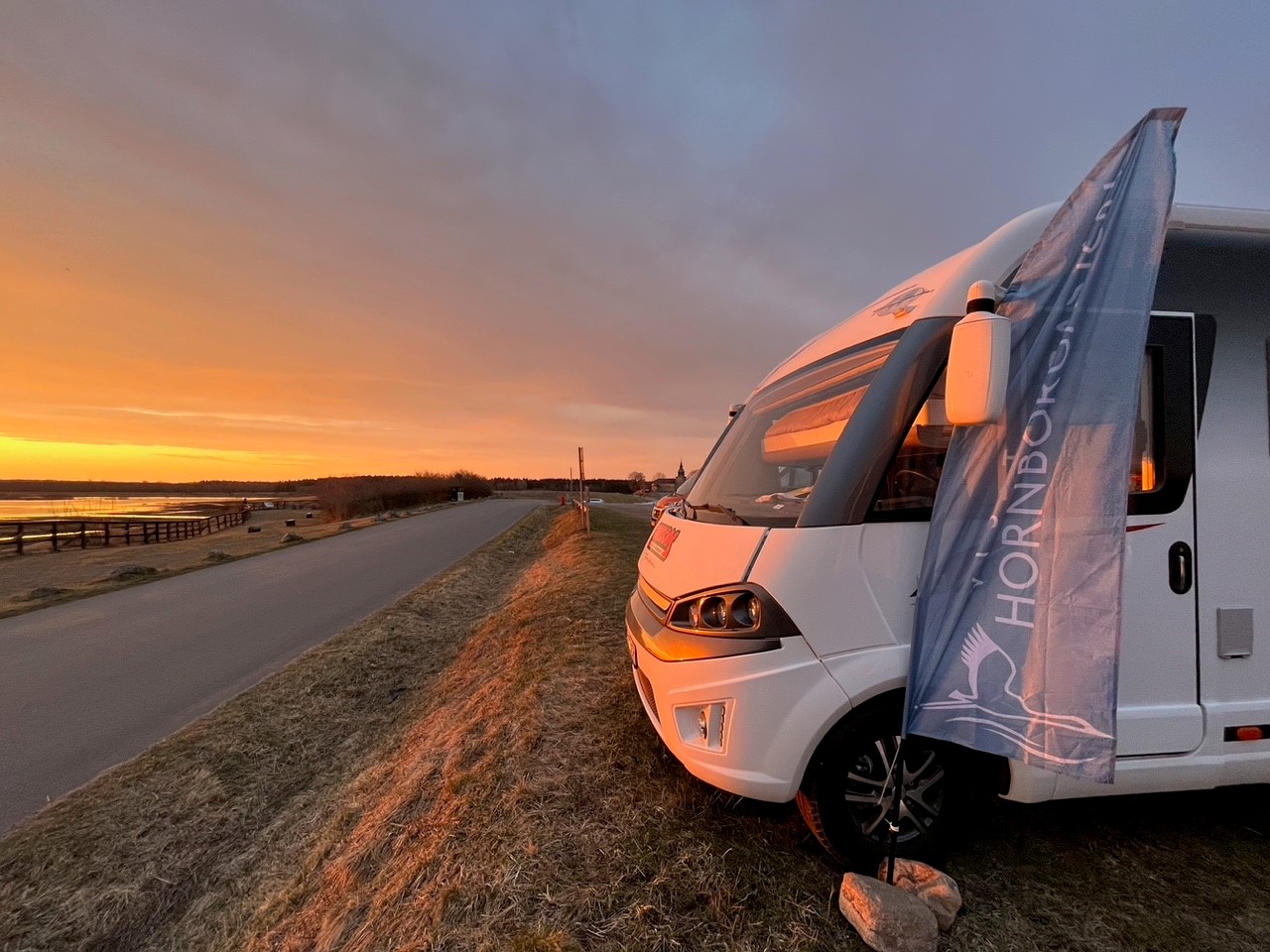 Motorhome standing in Trandansen's parking lot at sunset.