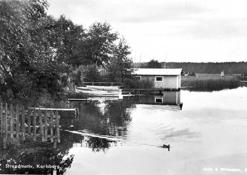 Black and white archive image of the canal with water near Strömbron in Karlsborg.