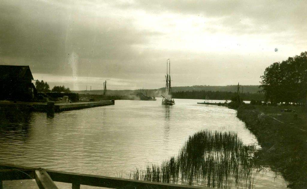 Black and white archive image of the Göta Canal with a view towards Lake Bottensjön on the horizon.
