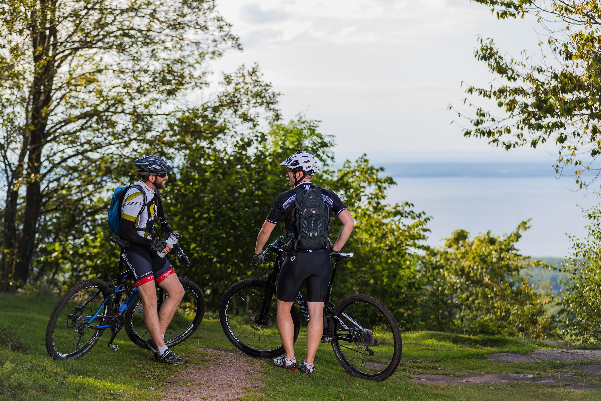 Mountainbike-cyklists resting on a beautiful spot.