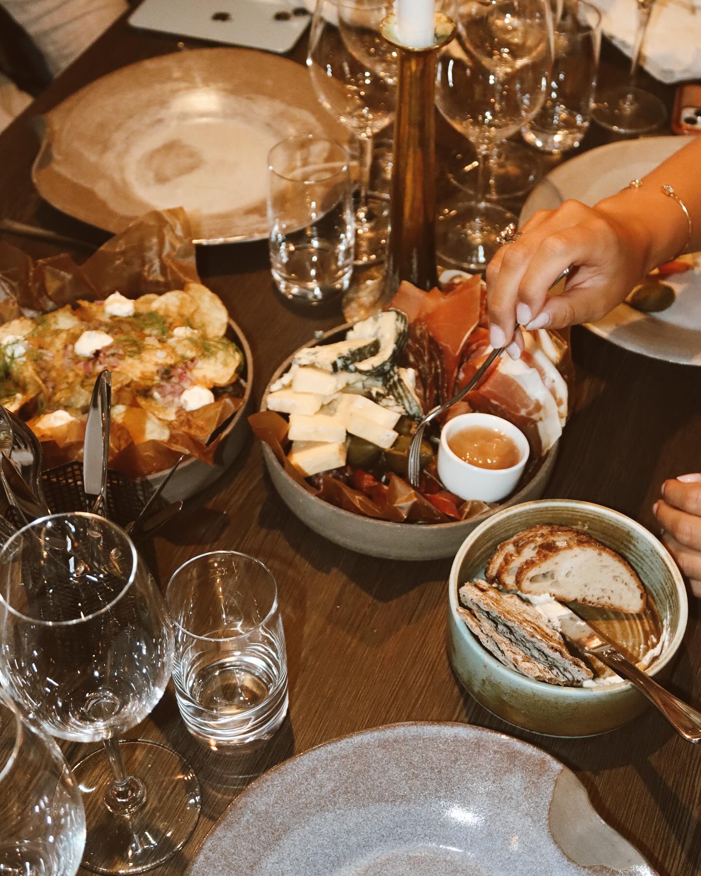 A table with food, glases and plates. 