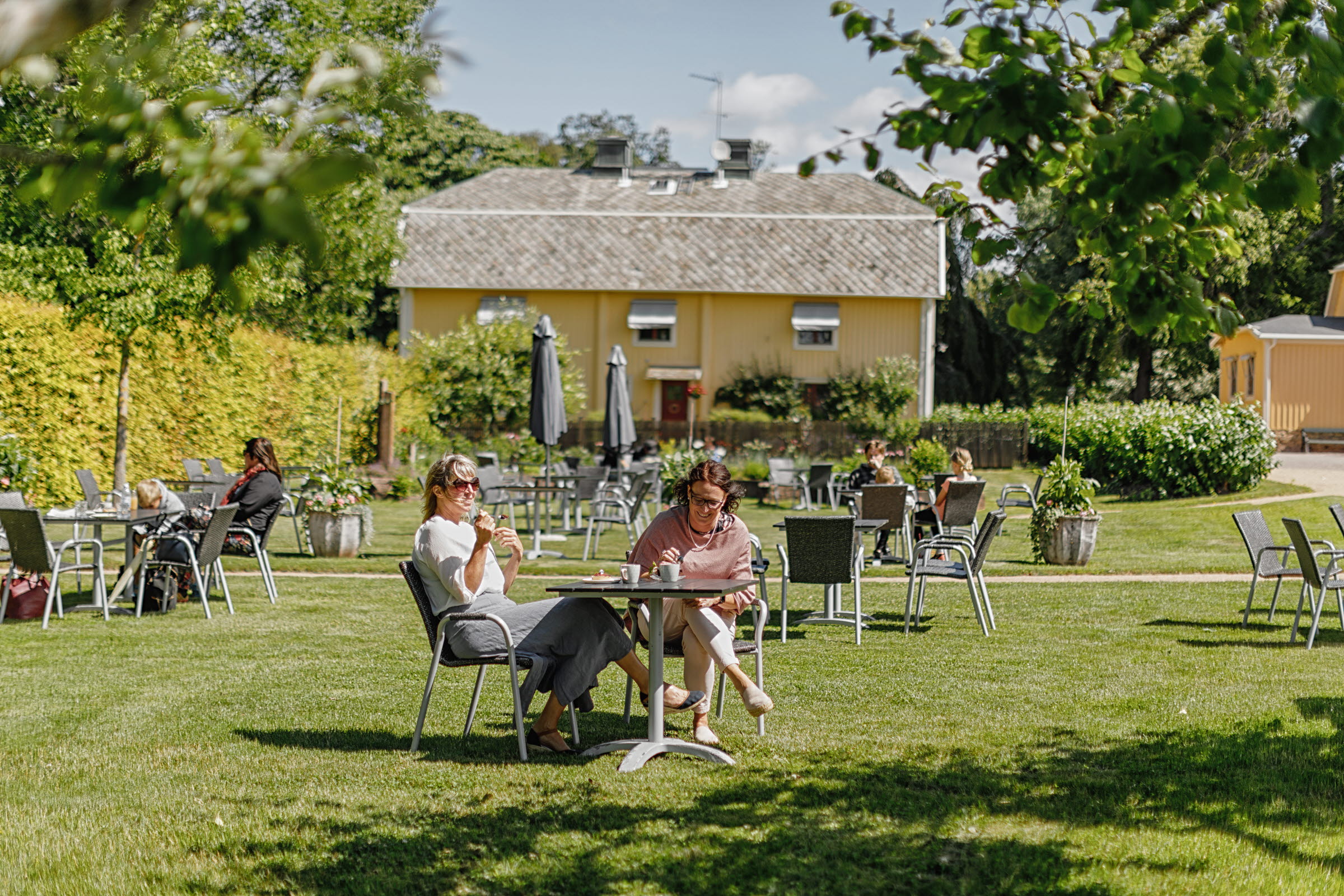 A garden with chairs ans tables