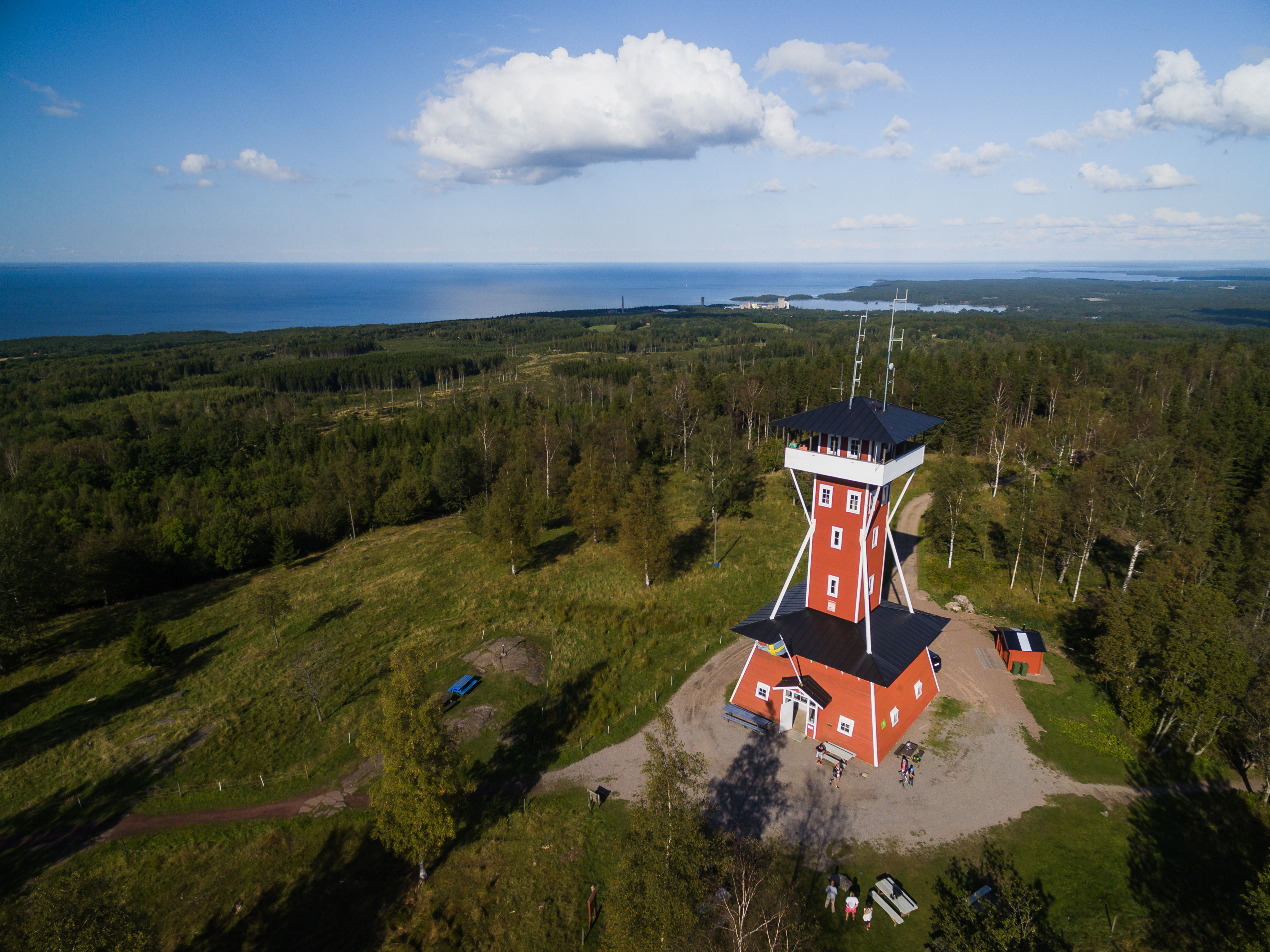 Röd byggnad på toppen av ett berg. 
