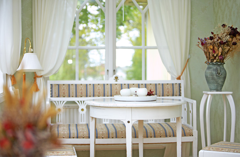 A bright room decorated in a classic style.