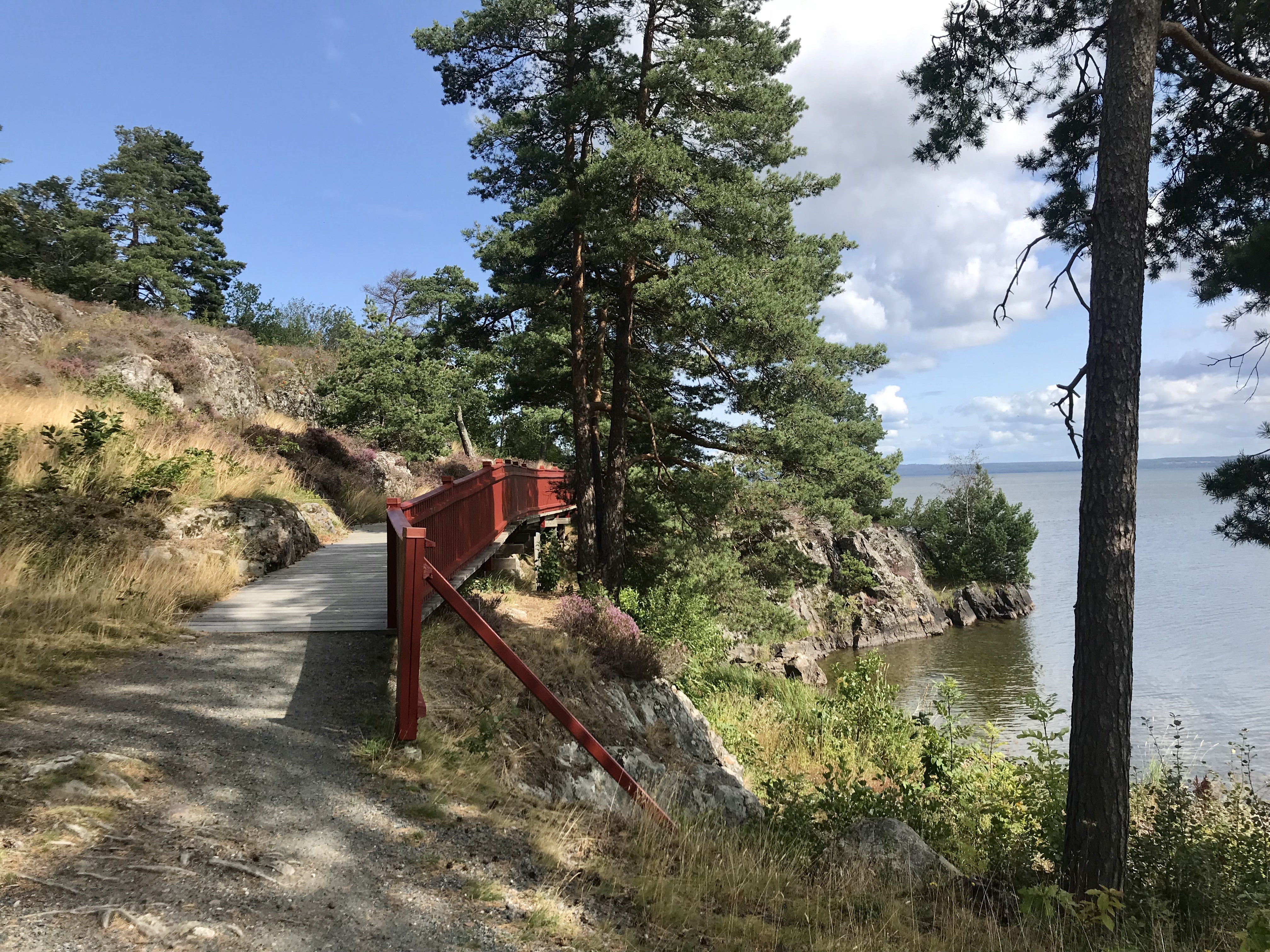 A wooden bridge along Lake Vänern. It is a sunny day with blue sky.