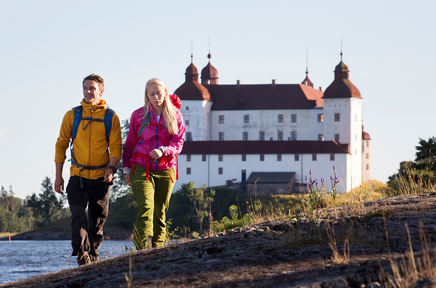 Walk on Kållandsö with the castle as a view