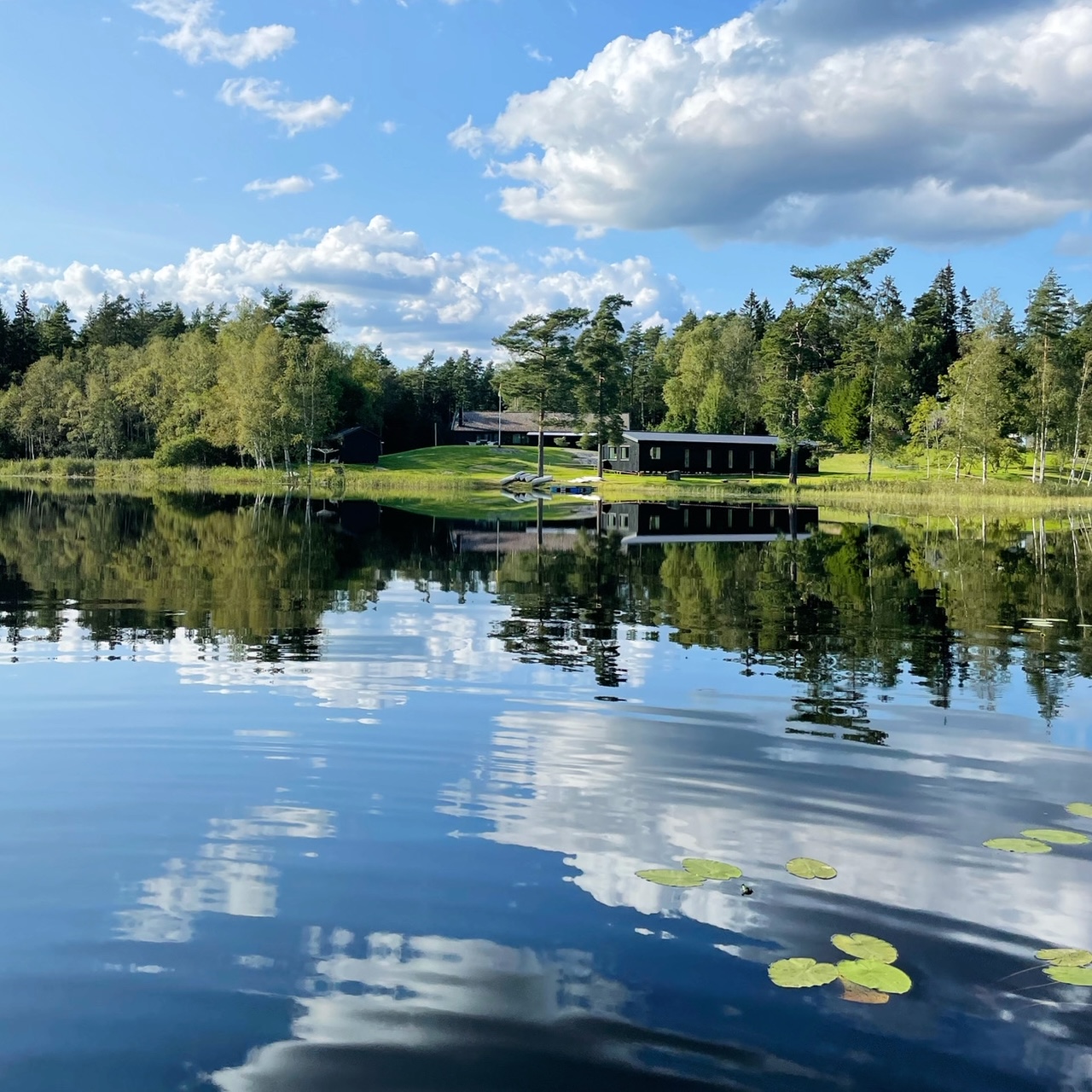 Grabo house in wood with lake view