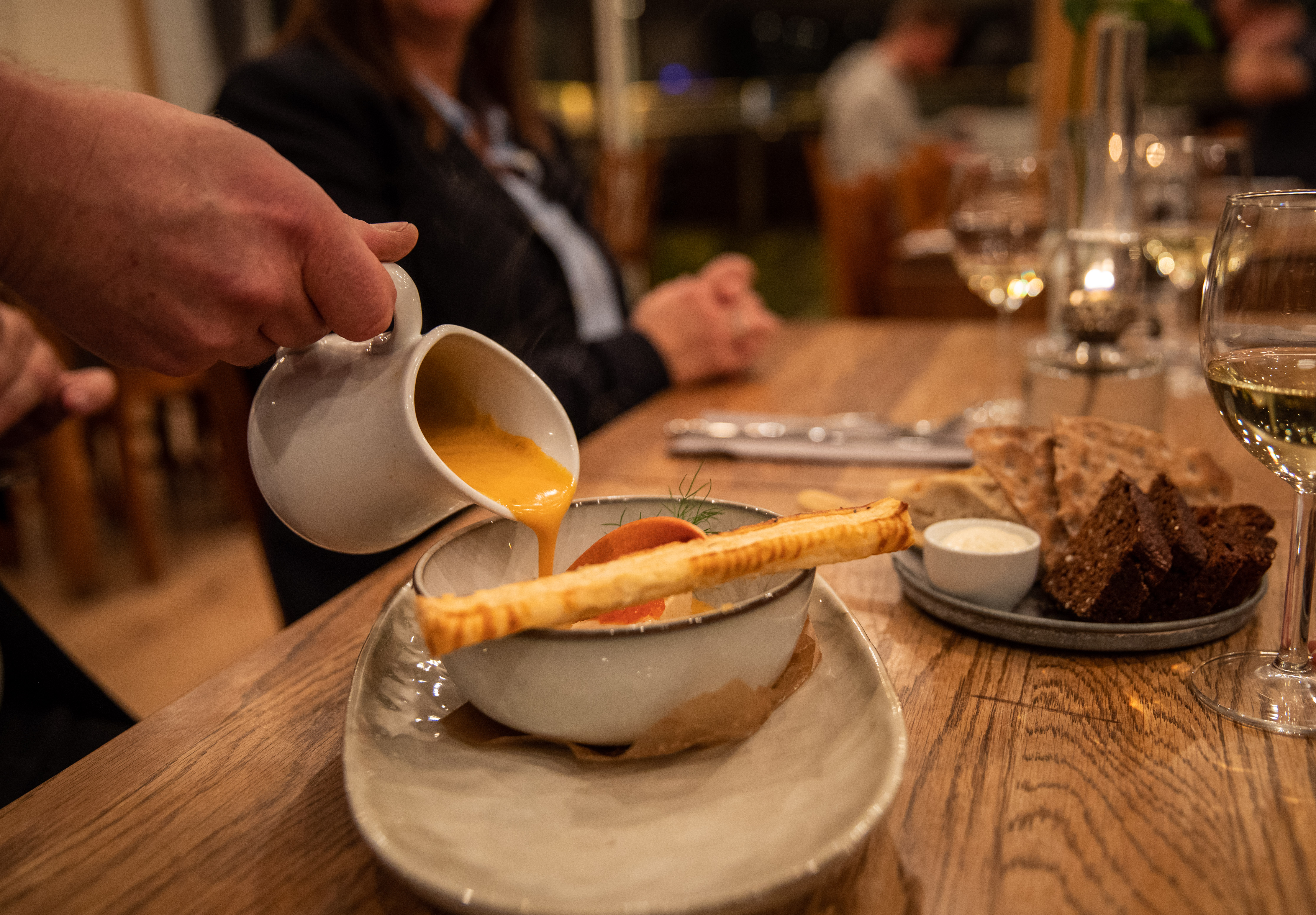 Tullhuset är restaurangen på havet, med utsikt mot Vinga Fyr.