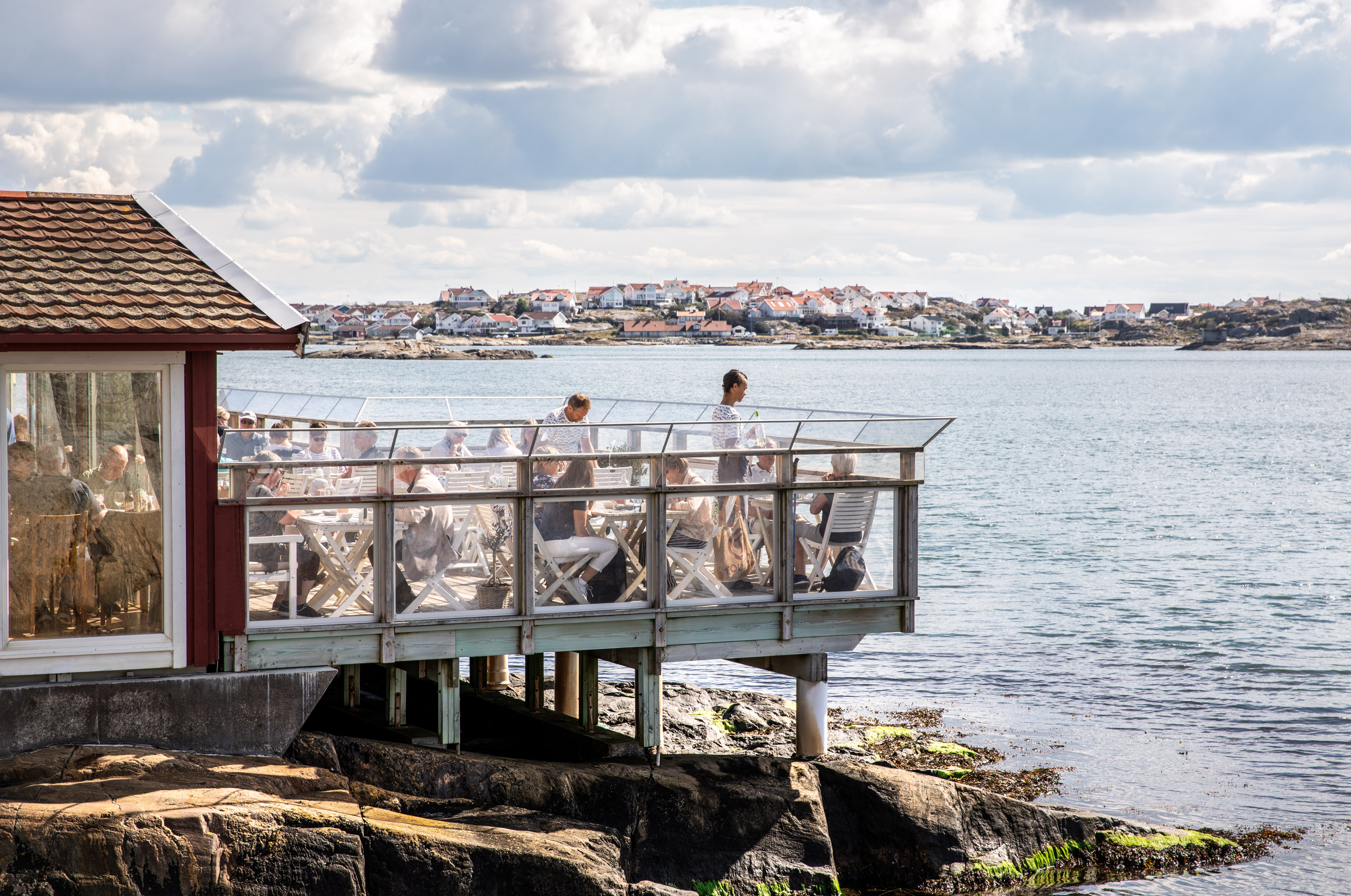Tullhuset är restaurangen på havet, med utsikt mot Vinga Fyr.