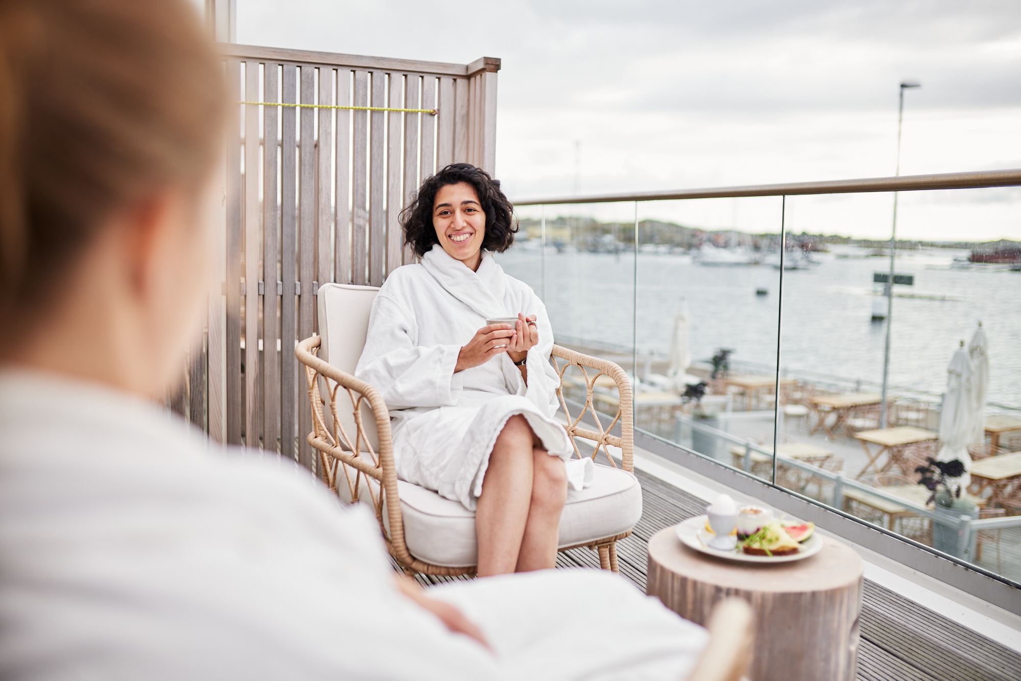 Skärgårdshotellet Hönö Girls drinking coffe with a view