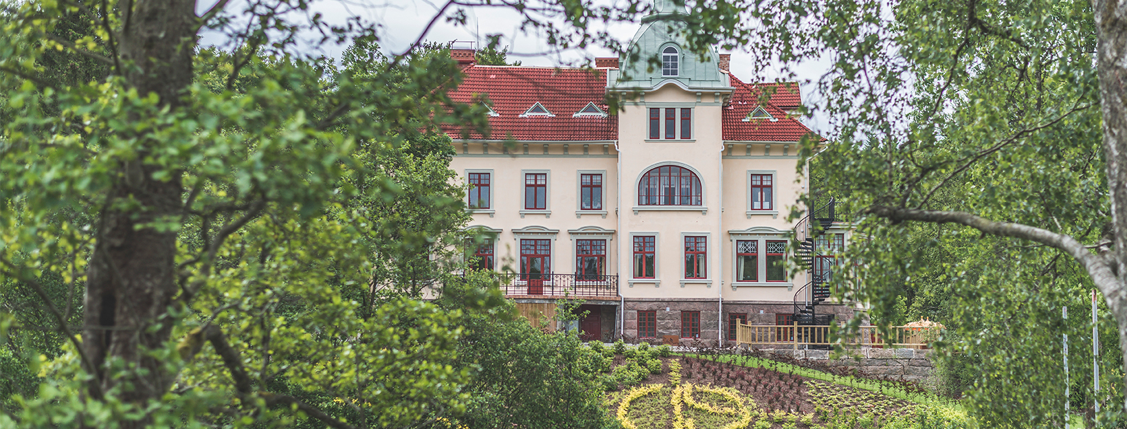 Glass furnace for the manufacture of glass