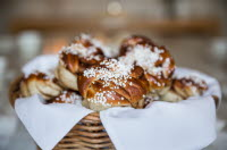 Basket with cinnamon buns.