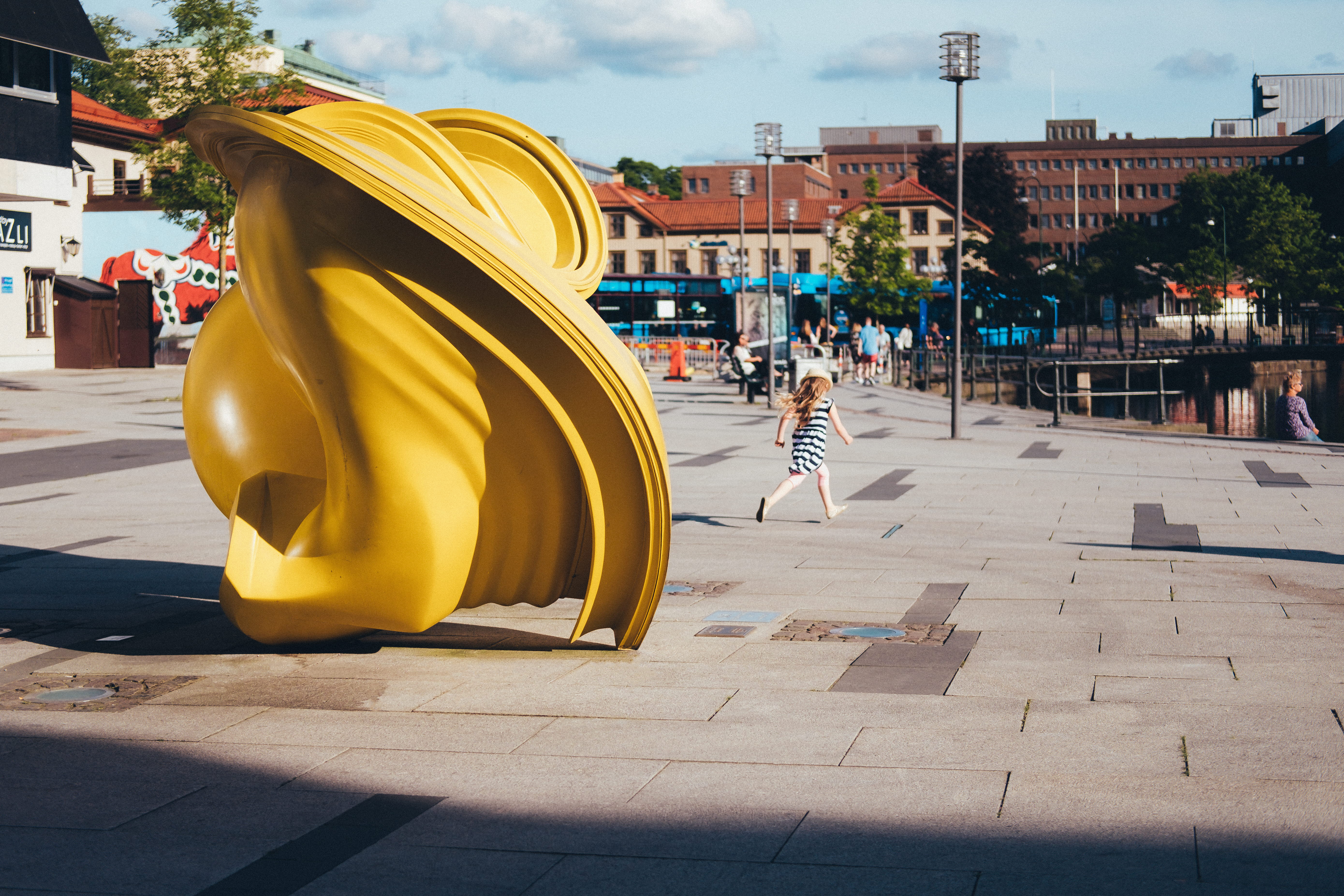 
Sculpture, Declination by artist Tony Cragg. A yellow figure, made in bronze. At Sandwall's location in Borås.