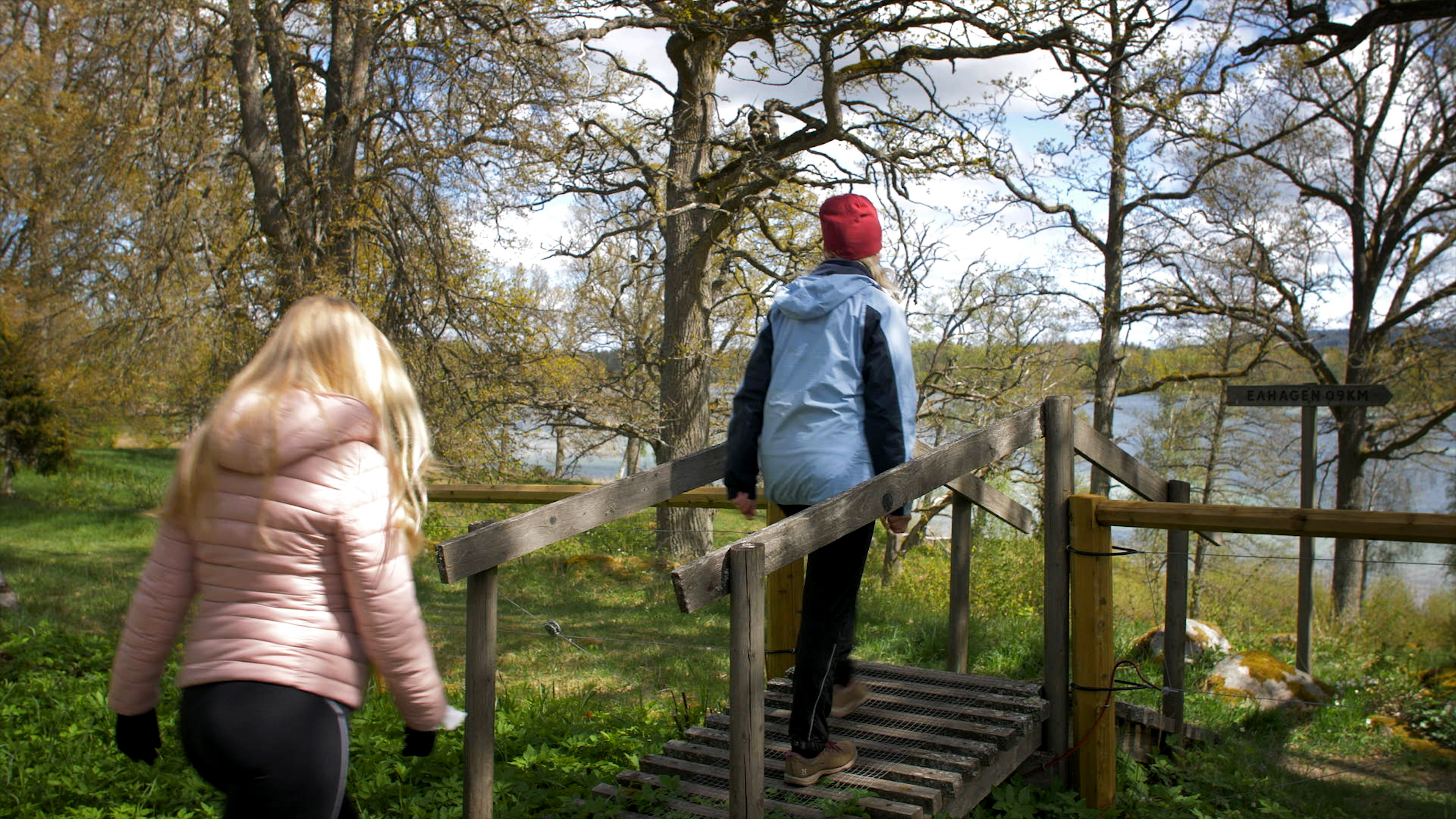 Two hikers at lake Flämsjön