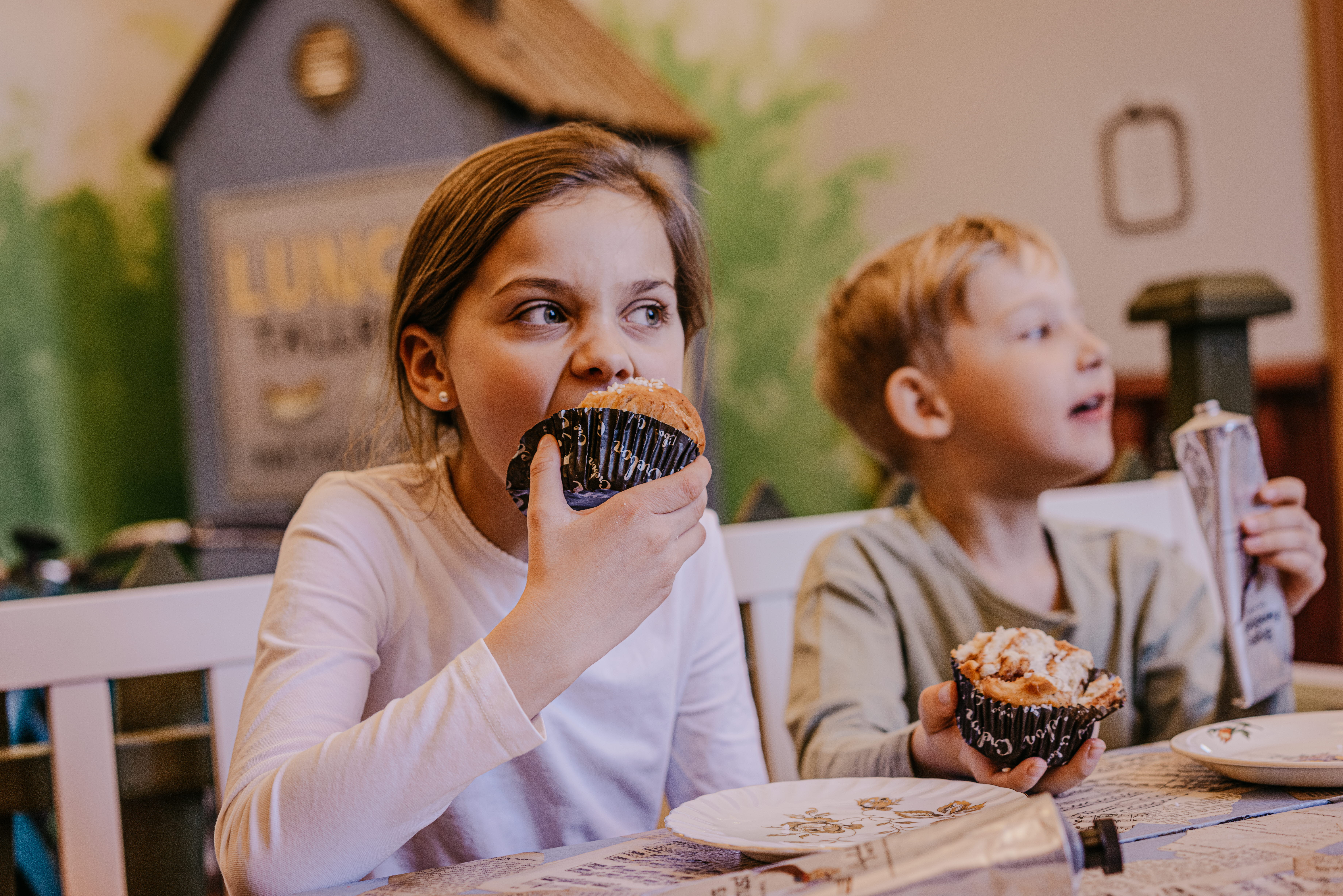 Two kids having "fika" at Bokäventyret
