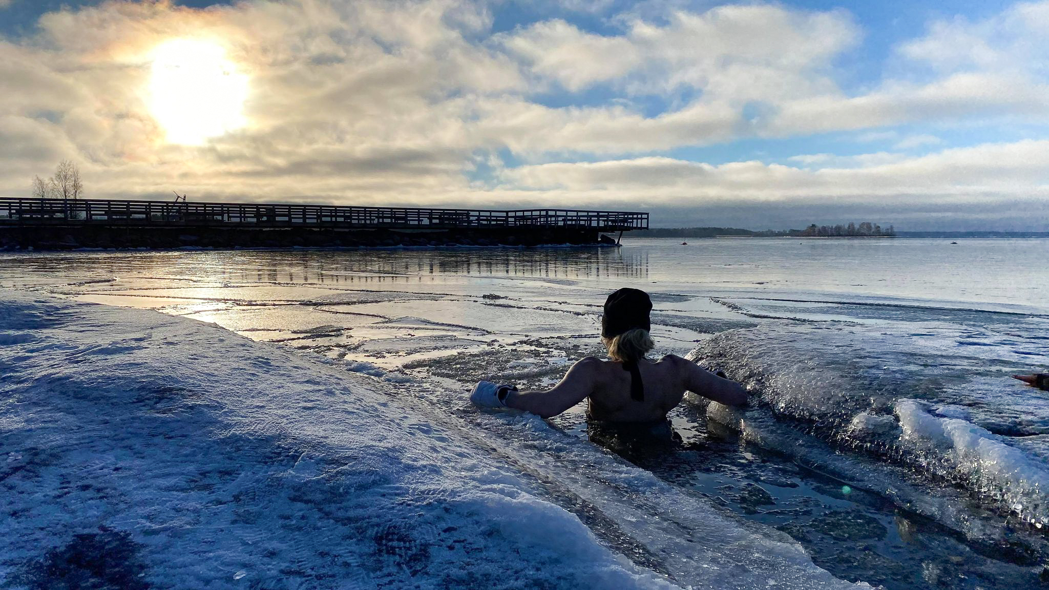 Cold swim in lake Vänern, Mariestad.