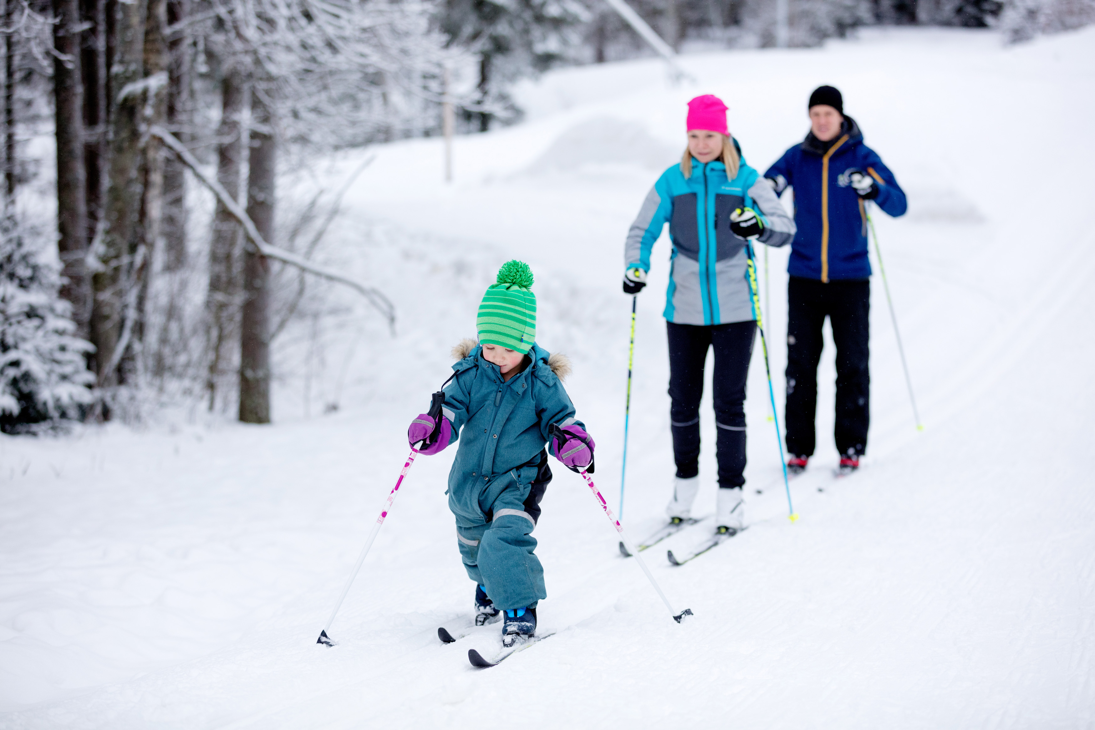 Family with children who cross-country ski in the ski track at Billingen.