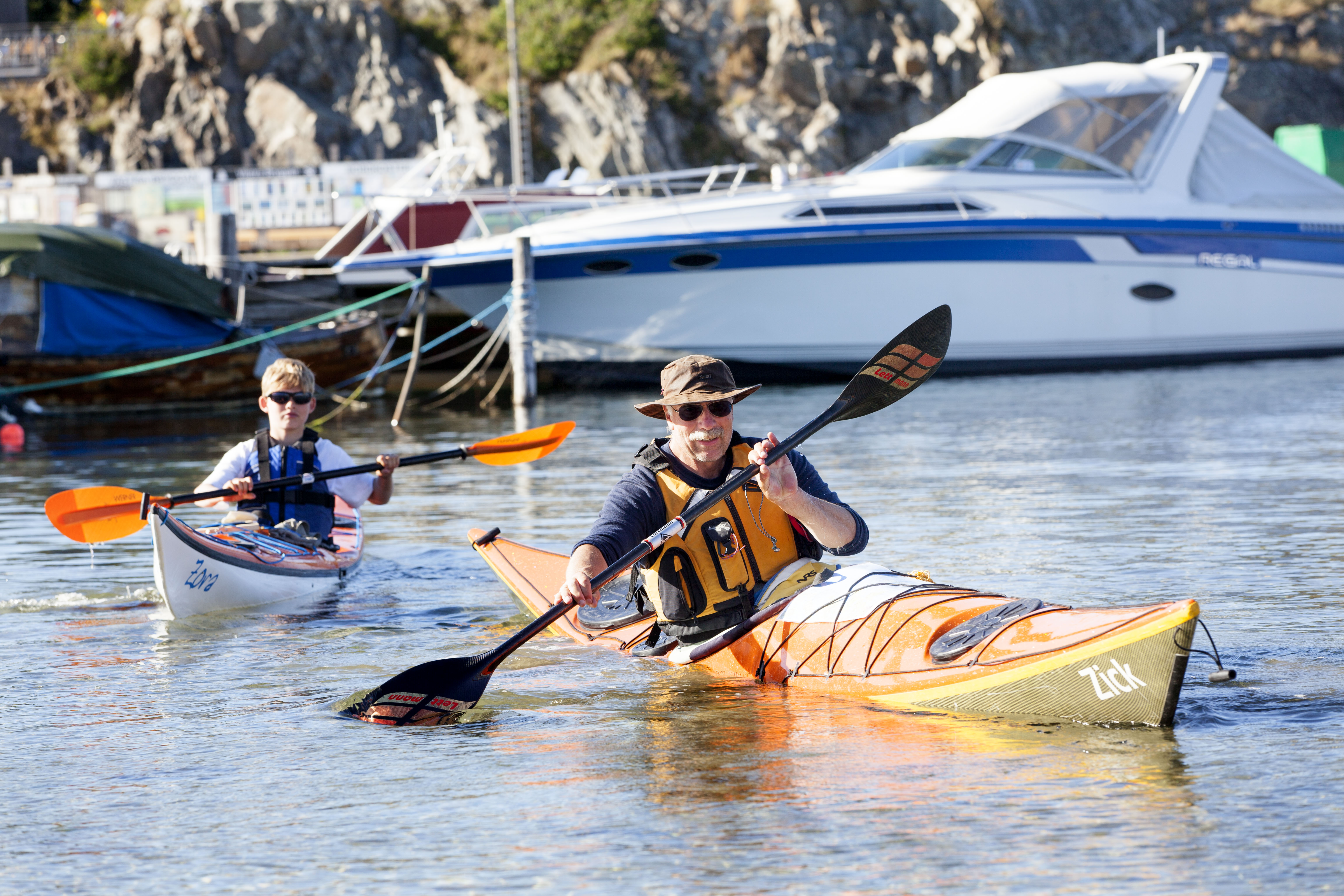 Two people are kayaking at Långegärde, South Koster. 
