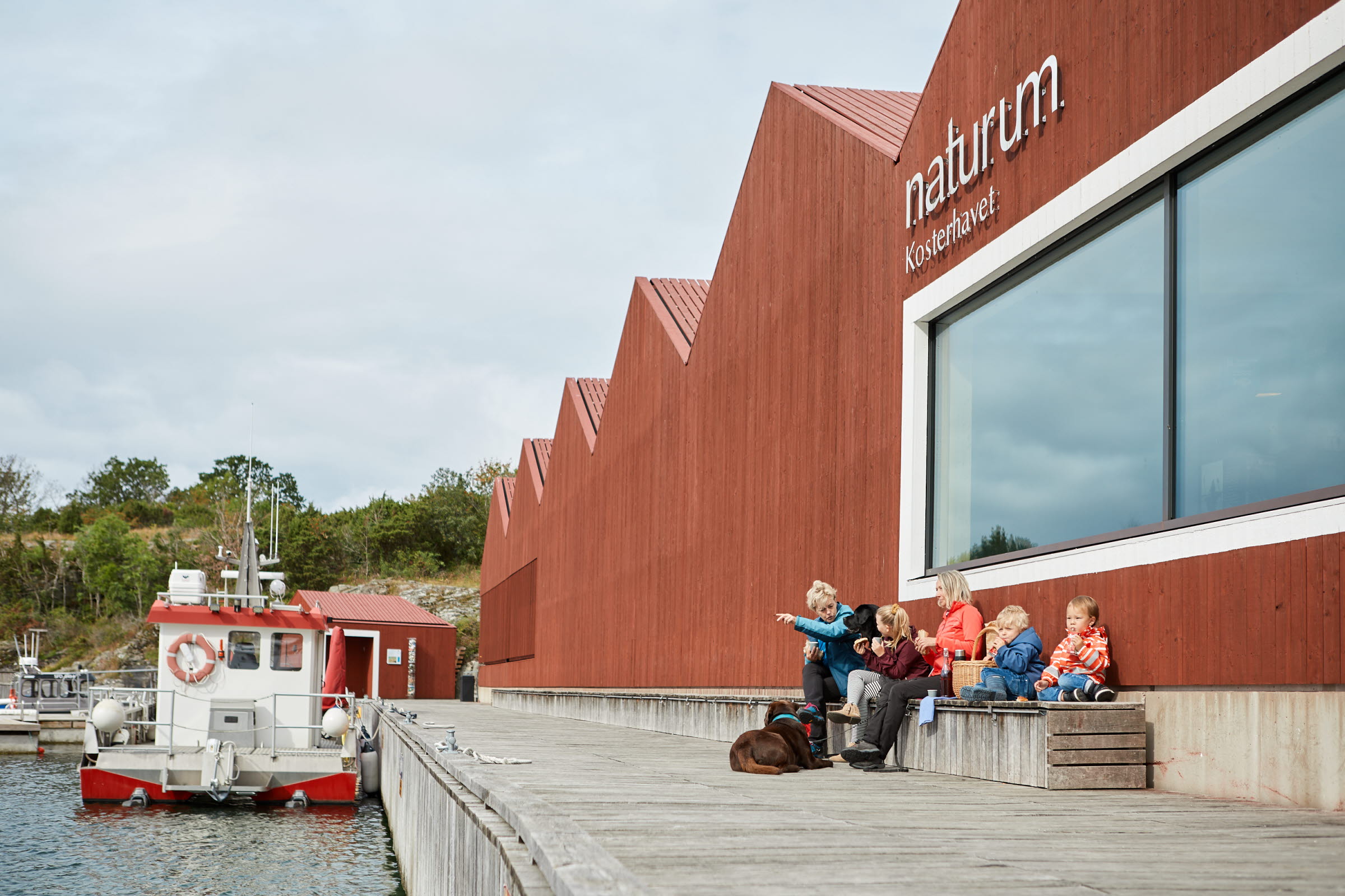 Bilden visar naturum Kosterhavets byggnad.