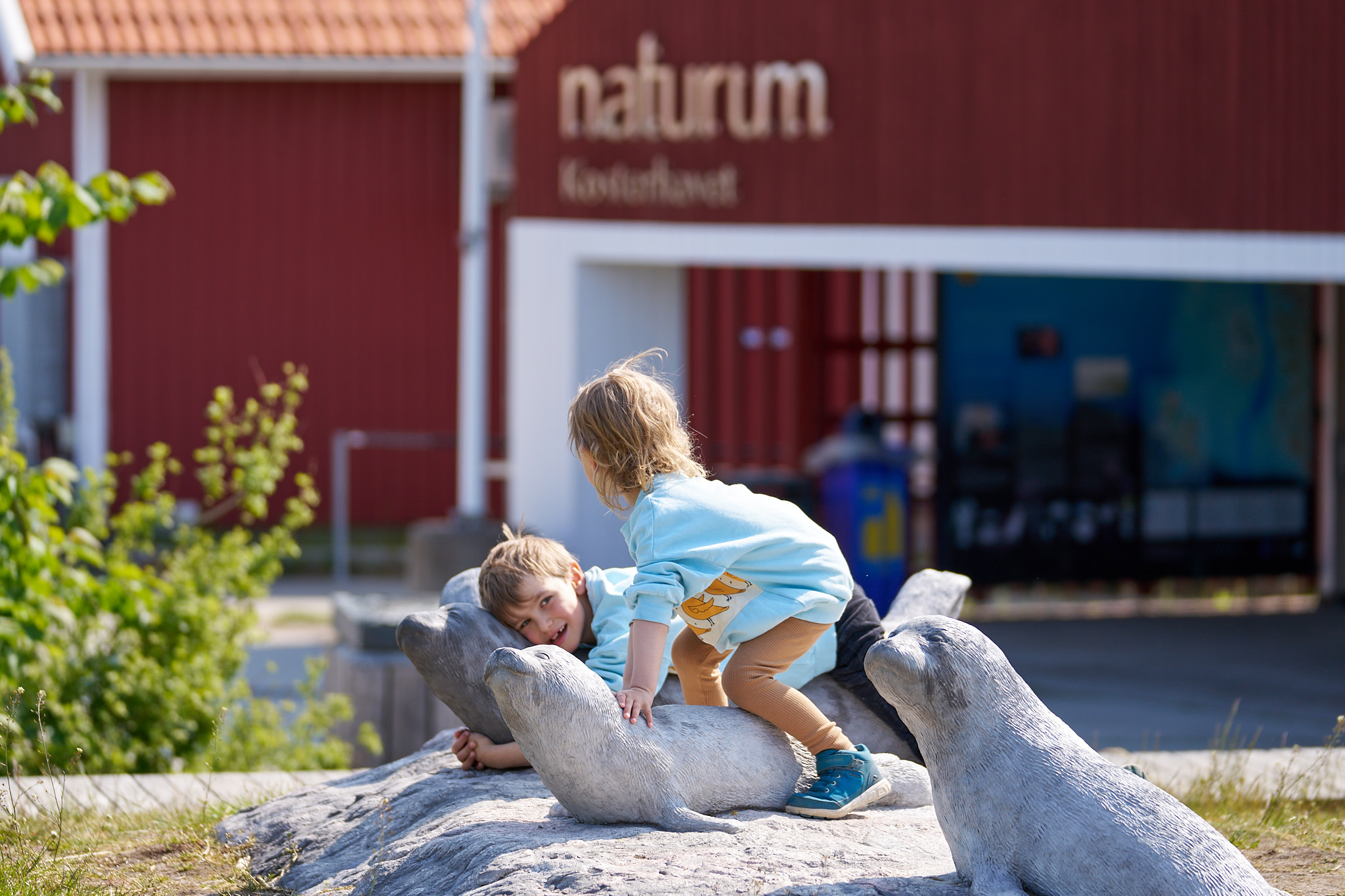Children outside visitor center Kosterhavet