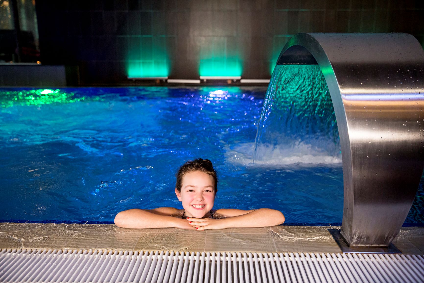 barn-pa-spa-familj-pool-lov