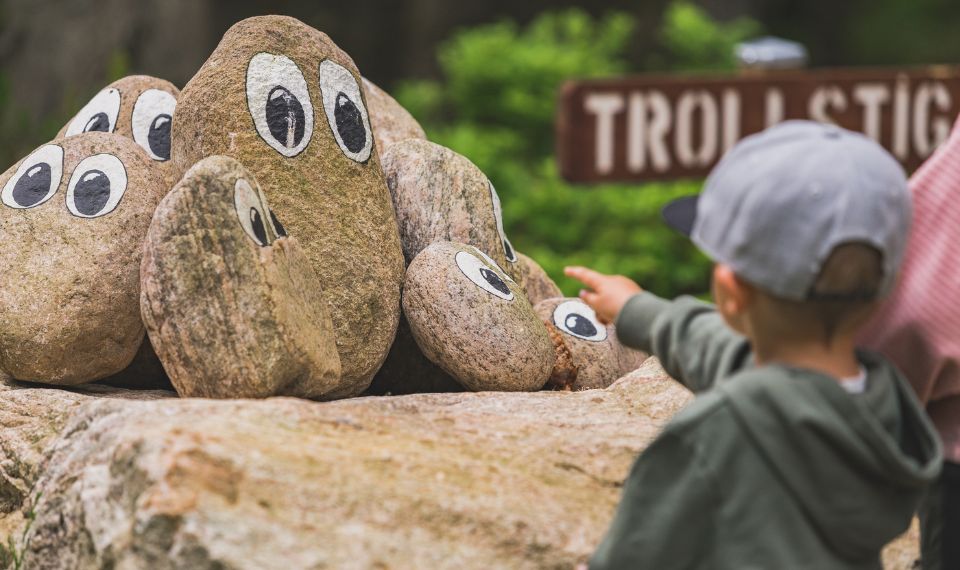 child pointing at troll of strones