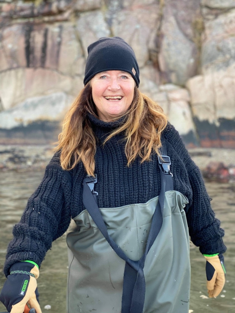 Woman_walks_at_a_bridge_of_Kalvö_Hamburgsund