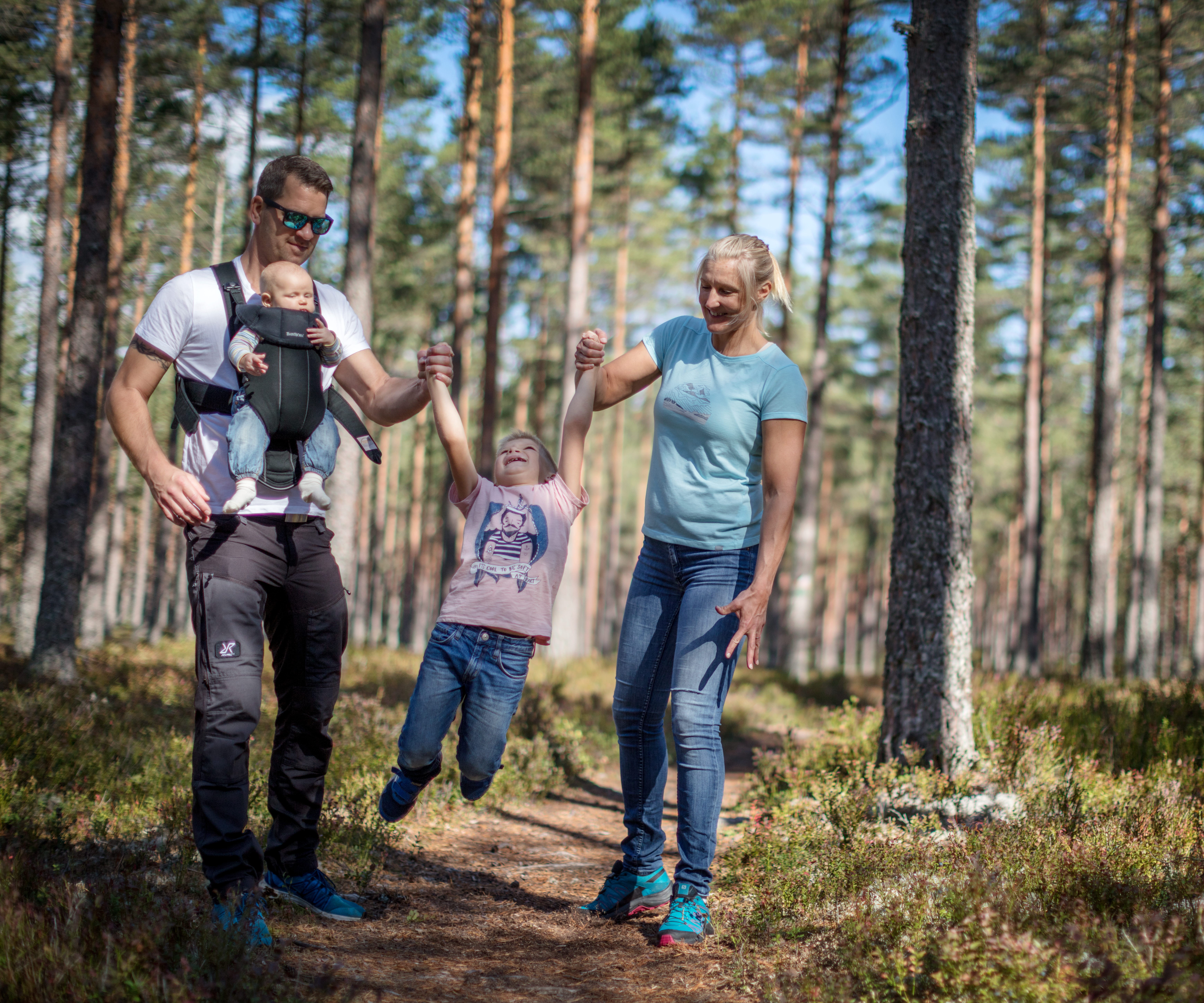 Family with children walking on Hökensås.