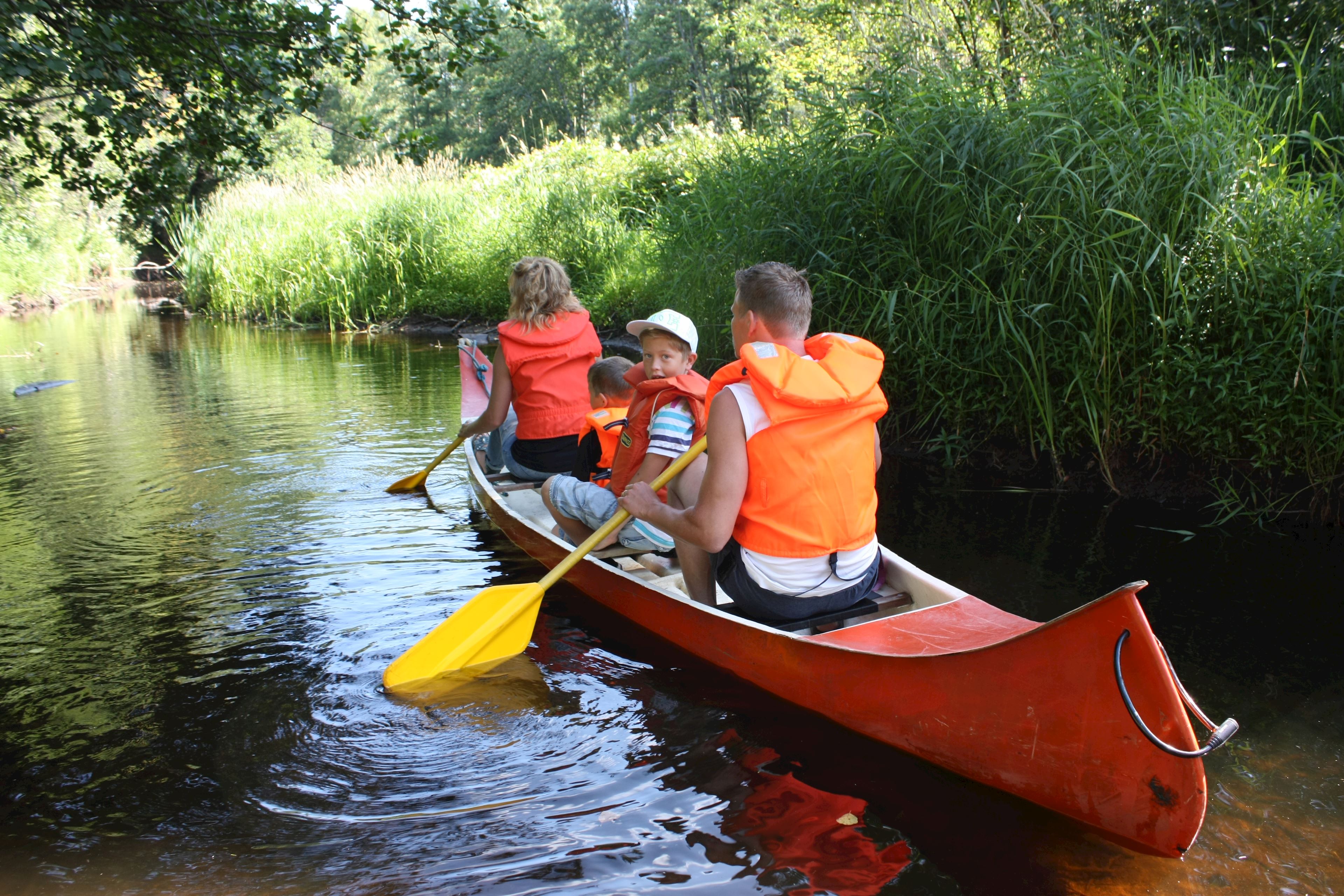 A family that canoes canoe on the river Tidan.