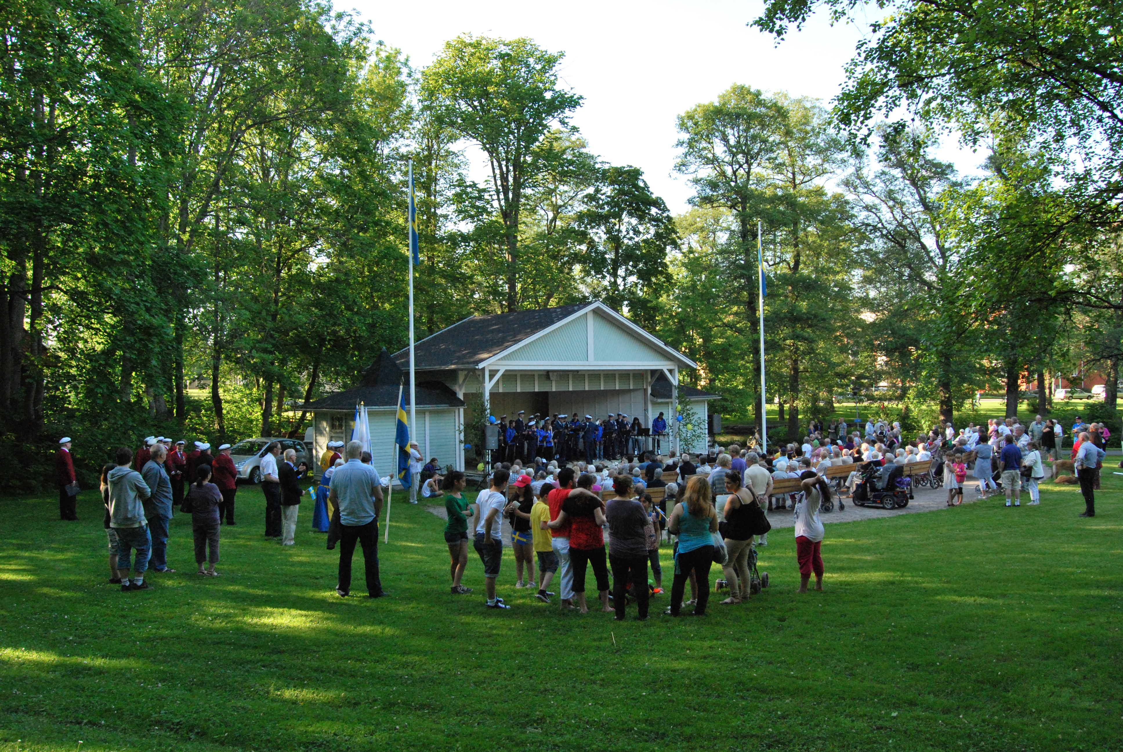 People looking at a performance in Bruksville Park in Tidaholm.