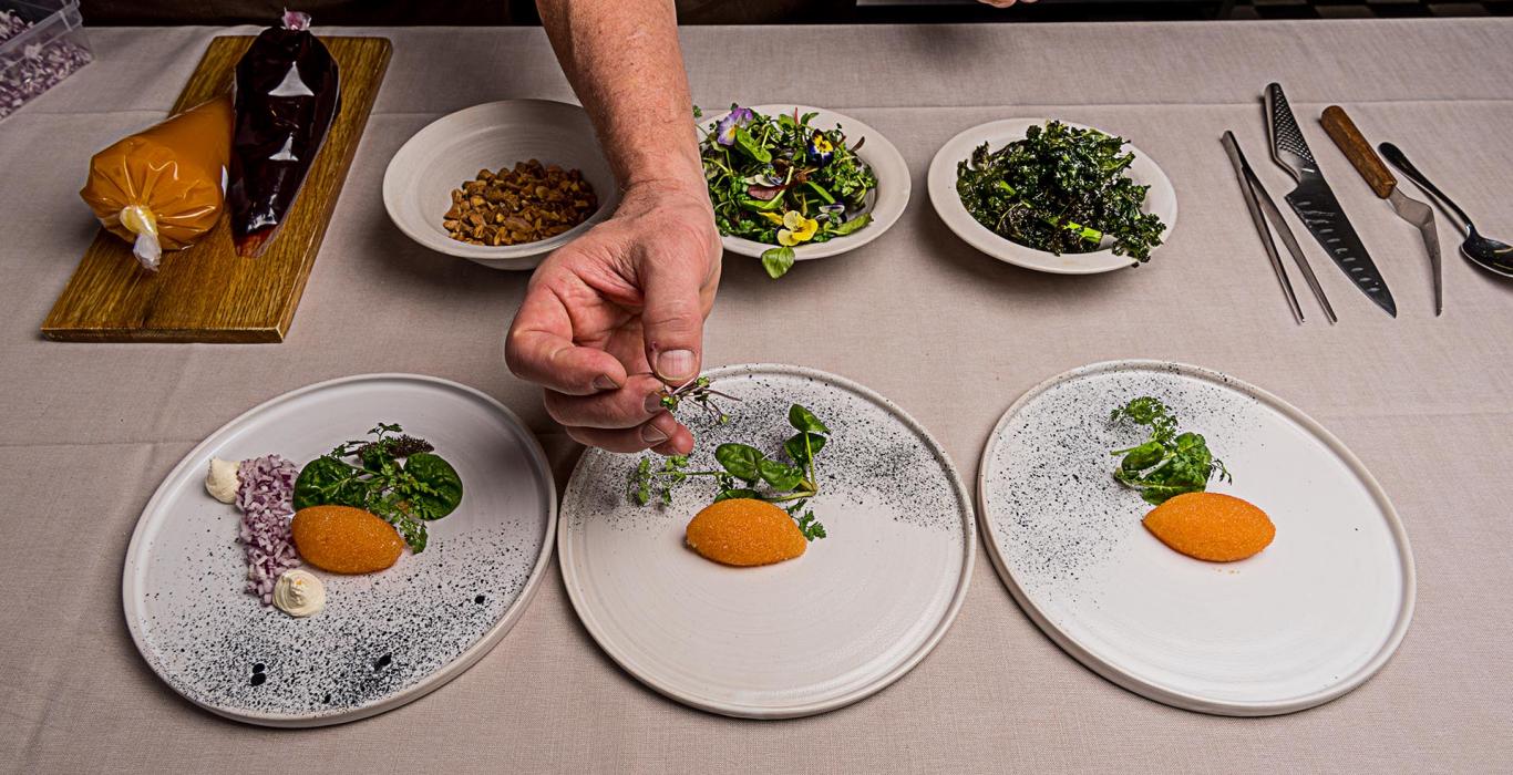 Picture of plating food from Albert Kök & Restaurang