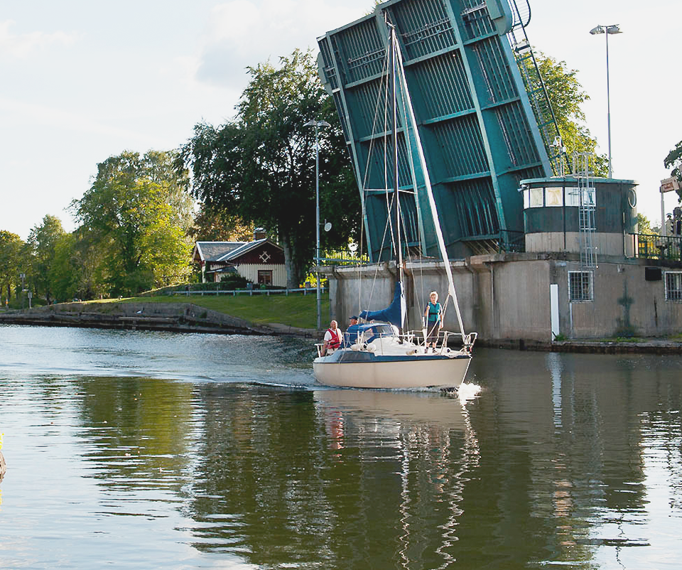 Boat travelling the Trollhätte Canal.