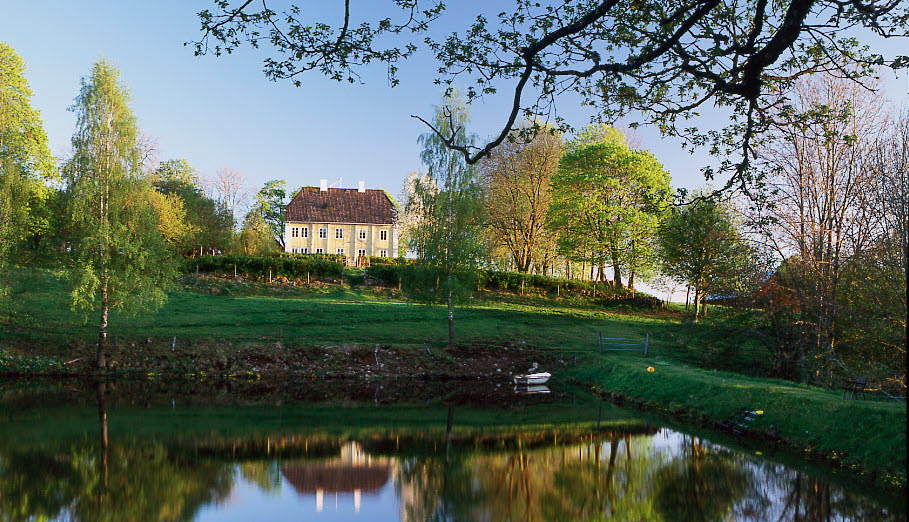 Källebcka is a yellow wooden manner in Ulricehamn