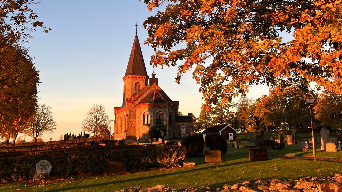 Ornunga church in autumn colours